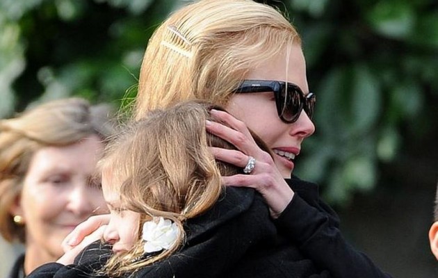 Απαρηγόρητη η Νικόλ Κίντμαν – Κήδεψε τον πατέρα της (φωτογραφίες)