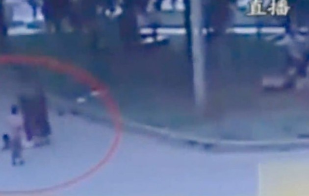 Πέταξε το παιδί με το κεφάλι κάτω – Σε κρίσιμη κατάσταση στο νοσοκομείο (βίντεο)