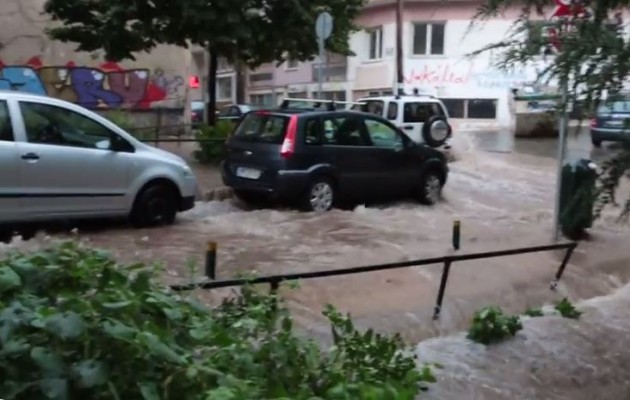 Θεομηνία στην Κοζάνη: Πλημμύρισε η πόλη από την σφοδρή καταιγίδα (βίντεο)