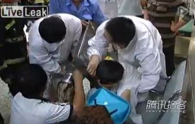 Πιάστηκε το χέρι του στην κρεατομηχανή (βίντεο)