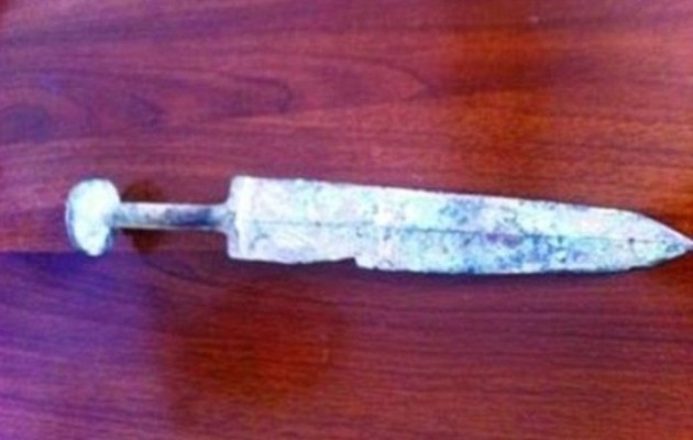 Βίντεο: 11χρονο αγόρι ανακάλυψε ξίφος 3.000 ετών