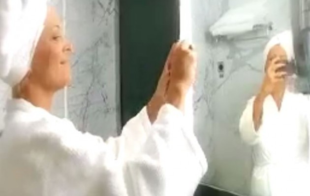 Γιατί η Λαμπίρη έβγαλε selfie στο… μπάνιο (βίντεο)