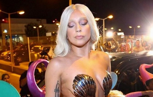 Η Lady Gaga αντιγράφει τον… Λάκη Γαβαλά; (φωτογραφία)