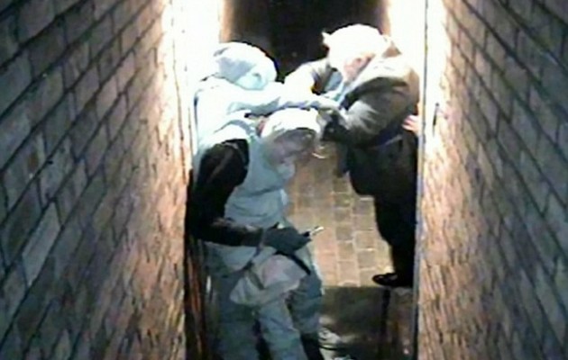 Παππούς με κοστούμι πλάκωσε στο ξύλο τρεις ληστές (φωτο + βίντεο)