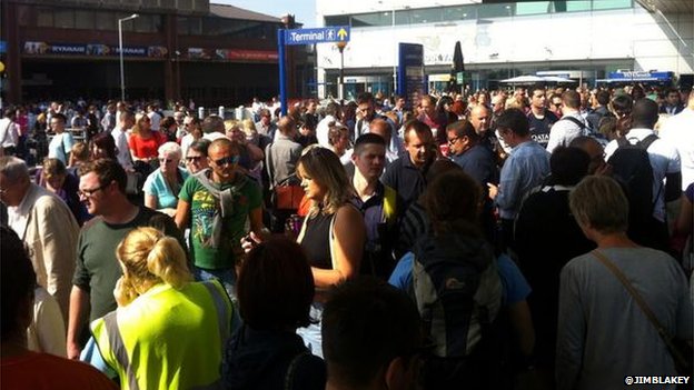 ALERT: Εκκένωσαν αεροδρόμιο στο Λονδίνο για ύποπτο δέμα