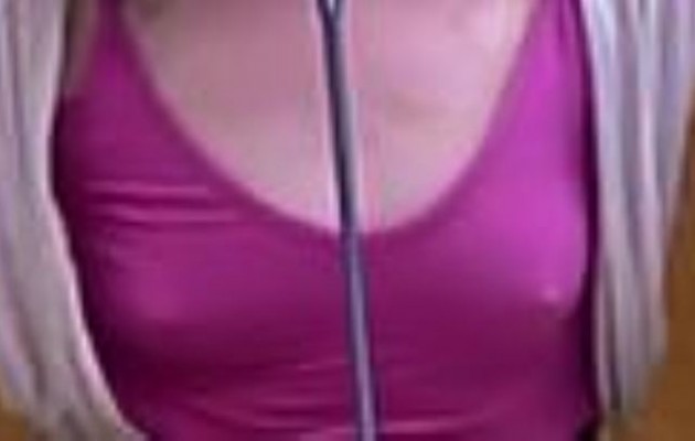 Βουλευτής του ΣΥΡΙΖΑ χωρίς σουτιέν στο βήμα της Βουλής