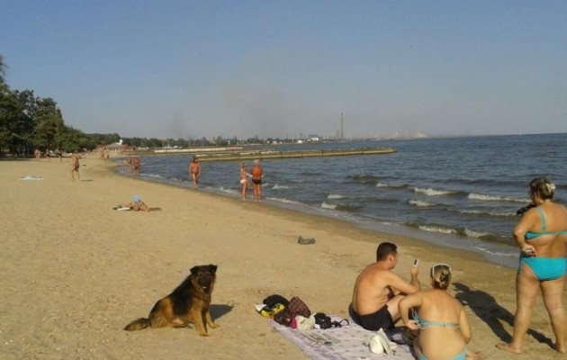 Κάτοικοι της Μαριούπολης βλέπουν τον πόλεμο από την παραλία!