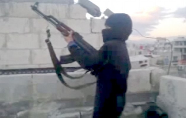 Τζιχαντιστής μαθαίνει σε 6χρονο να ρίχνει με καλάσνικοφ (βίντεο)