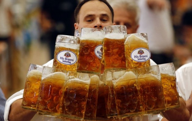 Βαυαρία: Έσπασε το ρεκόρ μεταφοράς μπύρας  (βίντεο)