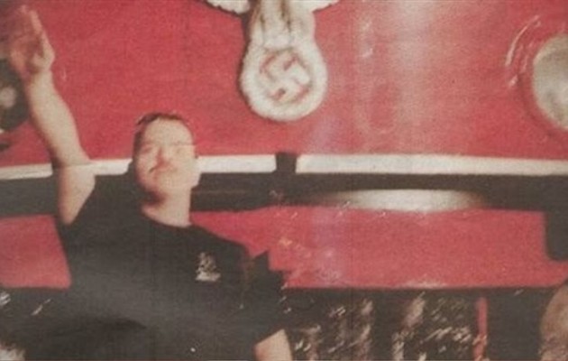 Ο διοικητής της Αστυνομίας στην Ύδρα χαιρετά ναζιστικά