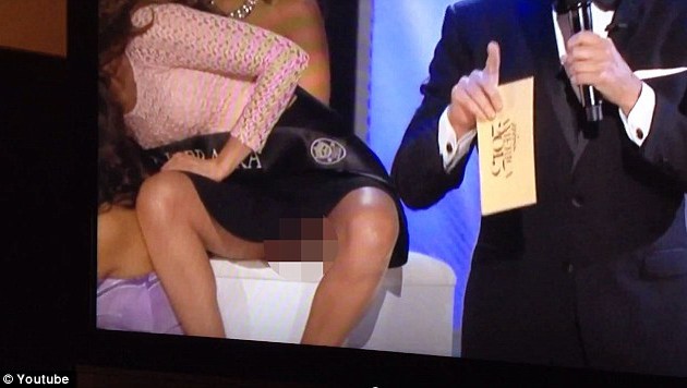 Ξέχασε να κλείσει τα πόδια της στην κάμερα… (βίντεο)