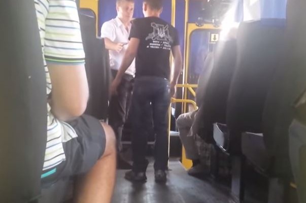 Οι Ουκρανοί νεοναζί τώρα τσακώνονται στα λεωφορεία (βίντεο)