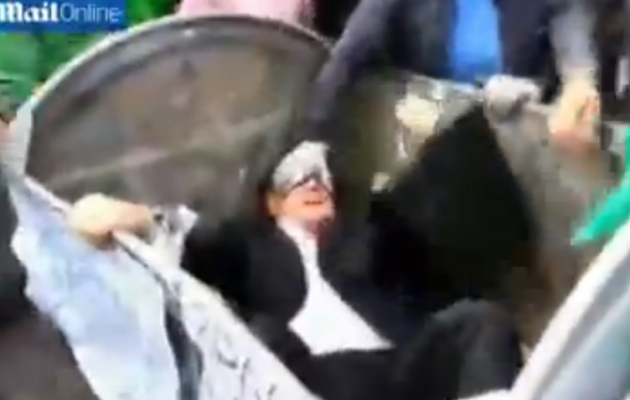 Στην Ουκρανία πέταξαν υπουργό στα… σκουπίδια (βίντεο)