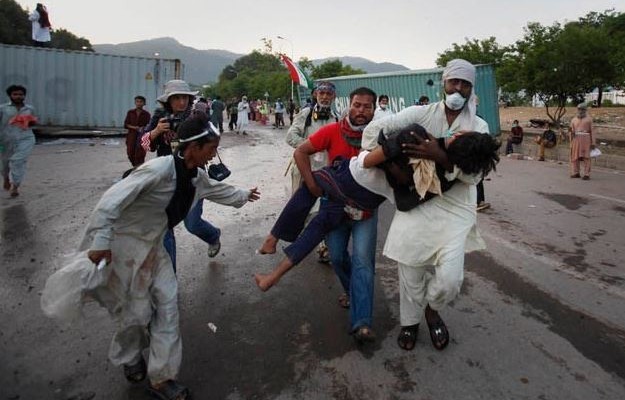 Χάος στο Πακιστάν: 3 νεκροί και 500 τραυματίες – Εισέβαλαν στο κρατικό κανάλι