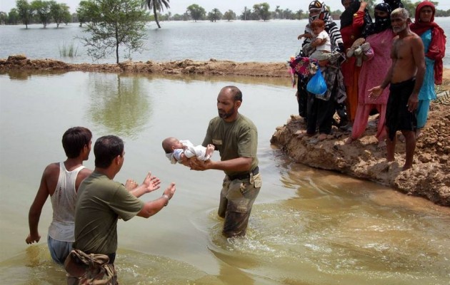 200 νεκροί από πρωτοφανείς πλημμύρες (βίντεο)
