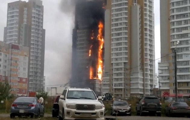 Πανικός: 25όροφη πολυκατοικία στις φλόγες (βίντεο)