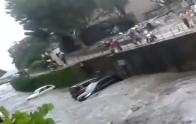 Το ποτάμι κατεβάζει… αυτοκίνητα (βίντεο)