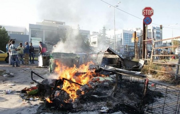 Ρομά: Φωτιές και μπλόκα για την κατεδάφιση του καταυλισμού (βίντεο)