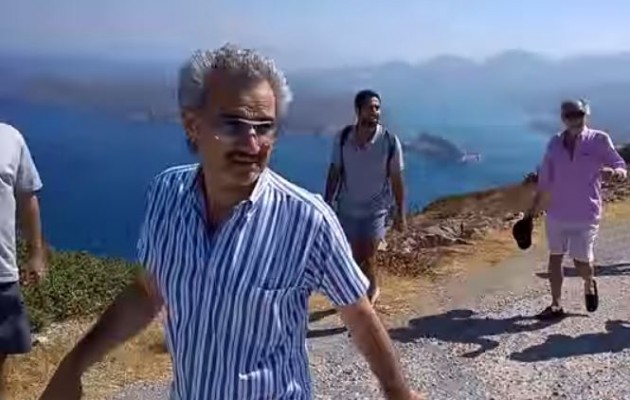 Μαντέψτε με πόσους μαζί κάνει πεζοπορία ένας κροίσος (βίντεο)