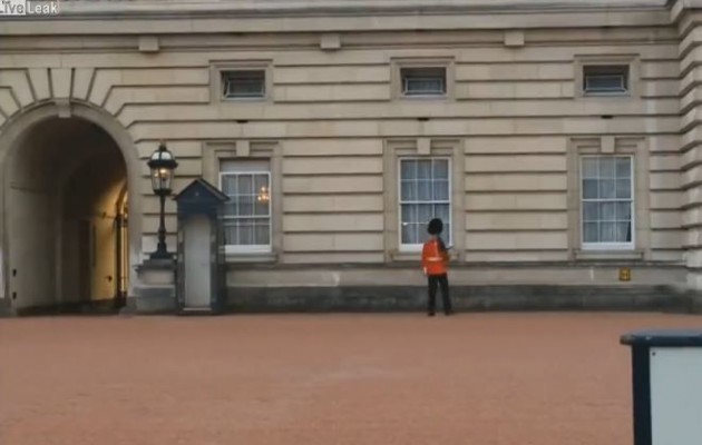 Θύελλα για τον βασιλικό φρουρό που έκανε… βλακείες (βίντεο)