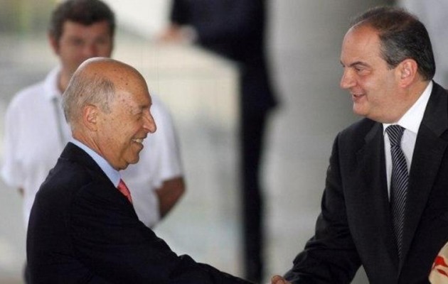 Ο Σημίτης επιχειρεί να «ξεπαστρέψει» και τον Καραμανλή μετά τον Παπανδρέου