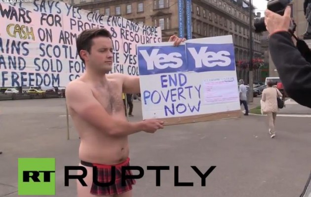 Σκωτία: Βγήκαν από τα… ρούχα τους για να ψηφίσουν ΝΑΙ (βίντεο)