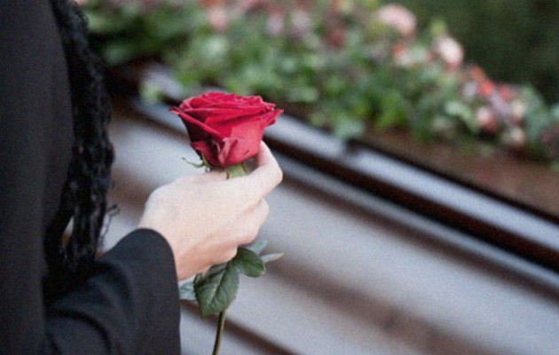 Απίστευτη γκάφα: Γραφείο τελετών έστειλε λάθος νεκρό στην κηδεία