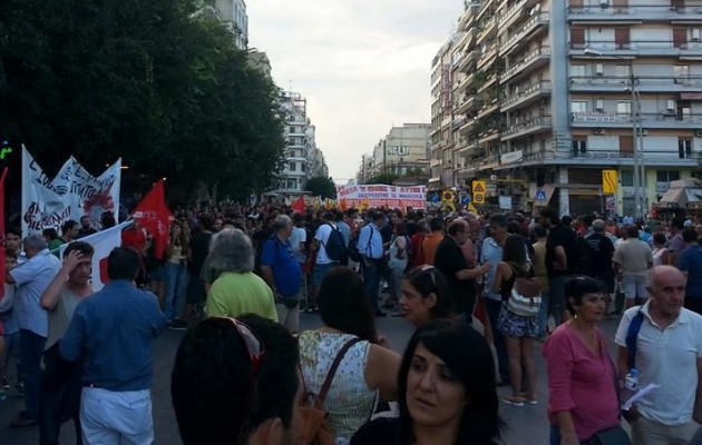 Πυκνώνει ο κόσμος που διαδηλώνει στη Θεσσαλονίκη