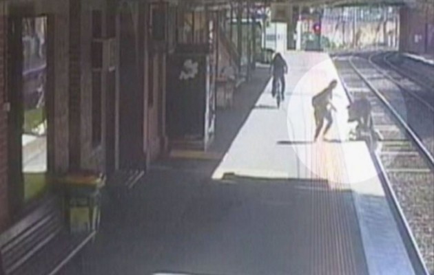 Βίντεο: Καρότσι με μωρό πέφτει στις γραμμές του τραίνου