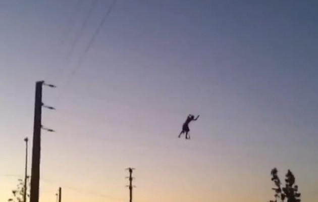 Απίστευτο: Περπατάει στα καλώδια του ρεύματος (βίντεο)