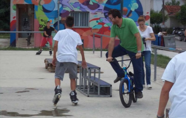 Βίντεο: Η εντυπωσιακή τούμπα του αντιδημάρχου με το ποδήλατο