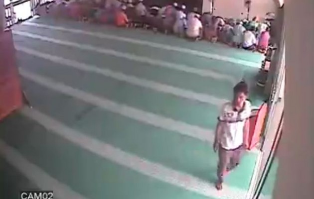 Προσεύχονται στο τζαμί και ο κλέφτης παίρνει το… παγκάρι (βίντεο)