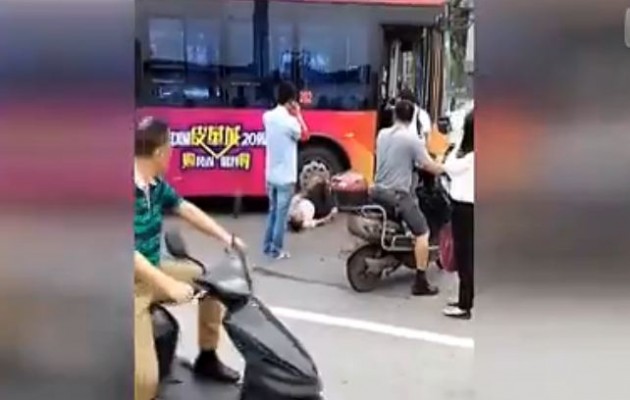 Του πάτησε το πόδι με το λεωφορείο και δεν κάνει… τίποτα (βίντεο)