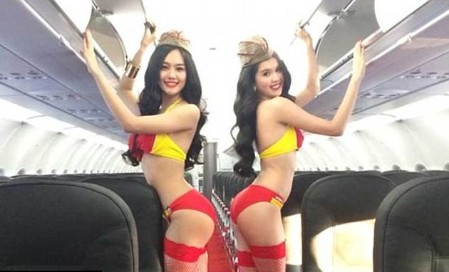 Αεροσυνοδοί με ζαρτιέρες βάζουν φωτιά στα social media