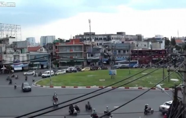 Βιετνάμ: Η διασταύρωση… “όποιος προλάβει πέρασε” (βίντεο)