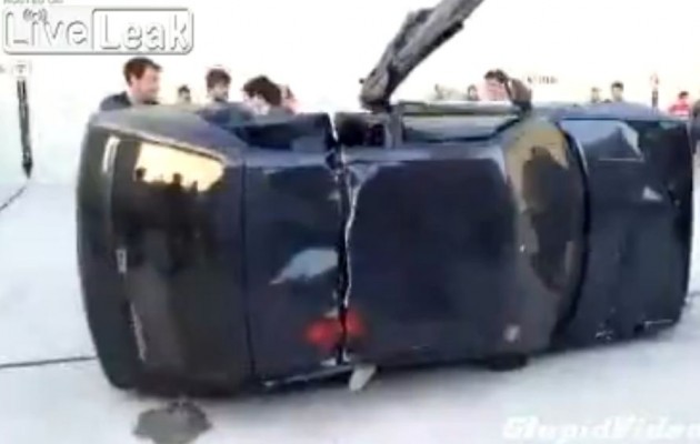 Νέο σπορ: “Κόψε το αυτοκίνητο στην μέση με τσεκούρι” (βίντεο)