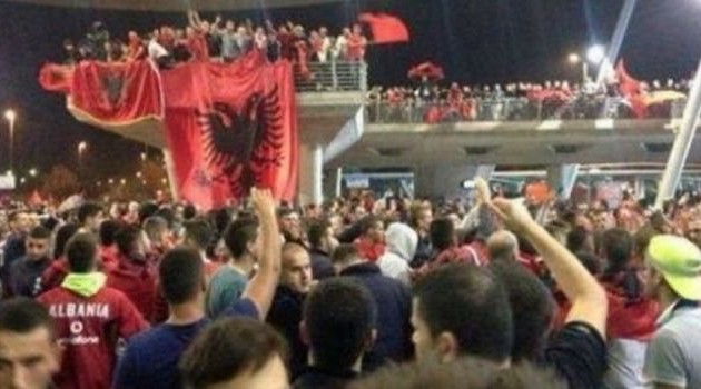 Αλβανοί εθνικιστές αποθεώνουν την ομάδα για το λάβαρο (βίντεο)