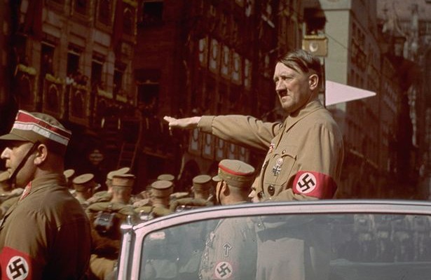 «Τα 12 χρόνια του Χίτλερ ήταν μια κουτσουλιά στην ιστορία» δήλωσε ο αρχηγός του AfD