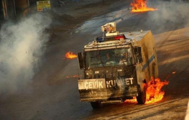 Οι Κούρδοι ρίχνουν φωτιά στους Τούρκους – Επανάσταση!