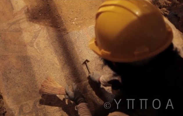 Αμφίπολη: Συγκλονιστικό βίντεο από την ανασκαφή του ψηφιδωτού
