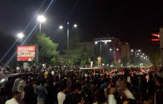 Χιλιάδες Κούρδοι διαδηλώνουν στην πόλη Μπατμάν της Τουρκίας