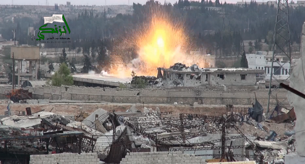 Ισλαμικό Κράτος: Τζιχαντιστές βομβαρδίζουν βάση στο Χαλέπι (βίντεο)