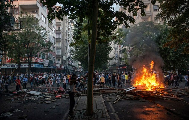 Συγκλονιστικές Εικόνες: Οι άγριες οδομαχίες στο Ντιγιάρμπακιρ