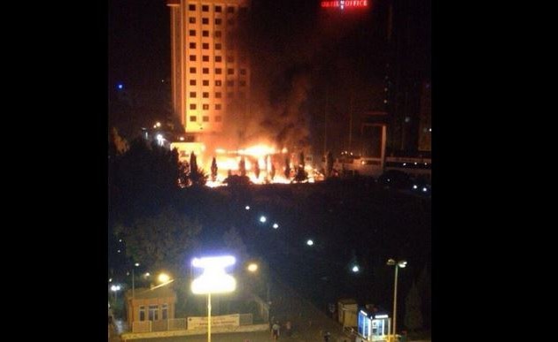 Καίγεται το μεγαλύτερο ξενοδοχείο στο Ντιγιάρμπακιρ (φωτό)