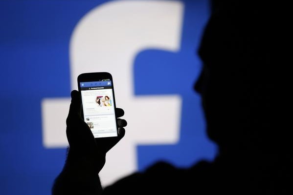 Το Facebook κατεβάζει λογαριασμούς ακροδεξιών και ακροαριστερών που διαδίδουν ψευδείς ειδήσεις