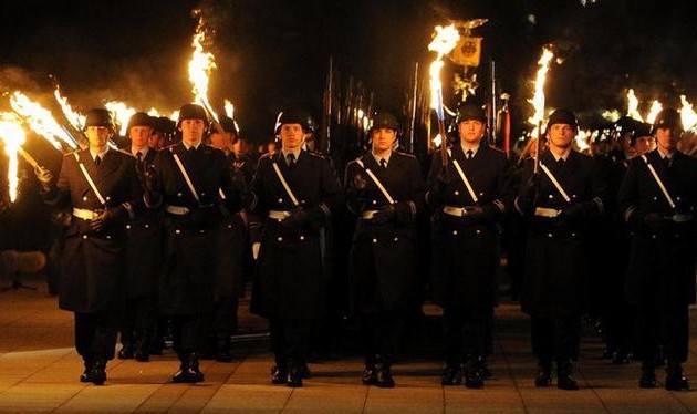 Στα βήματα του Χίτλερ; Η Γερμανία “φλερτάρει” με Ρωσία και αυξάνει τον στρατό της!