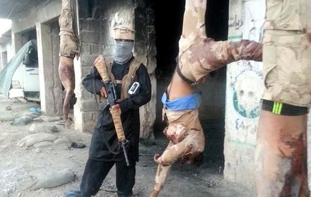 Ισλαμικό Κράτος: Τώρα κρεμάνε ανάποδα (φωτογραφίες)