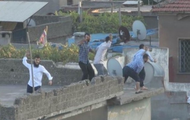 Τούρκοι τζιχαντιστές πετροβολούν και πυροβολούν Κούρδους διαδηλωτές