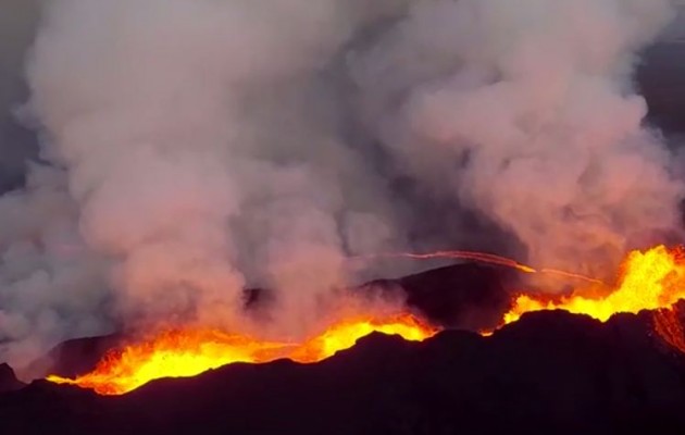 Εντυπωσιακά εναέρια πλάνα από ηφαίστειο στην Ισλανδία (βίντεο)