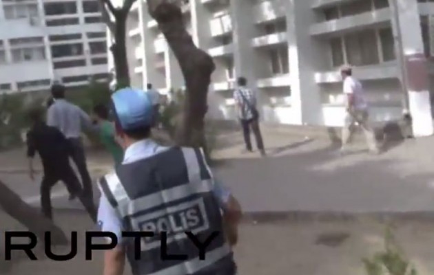 Σμύρνη: Η αστυνομία και Γκρίζοι Λύκοι κατά φοιτητών (βίντεο)